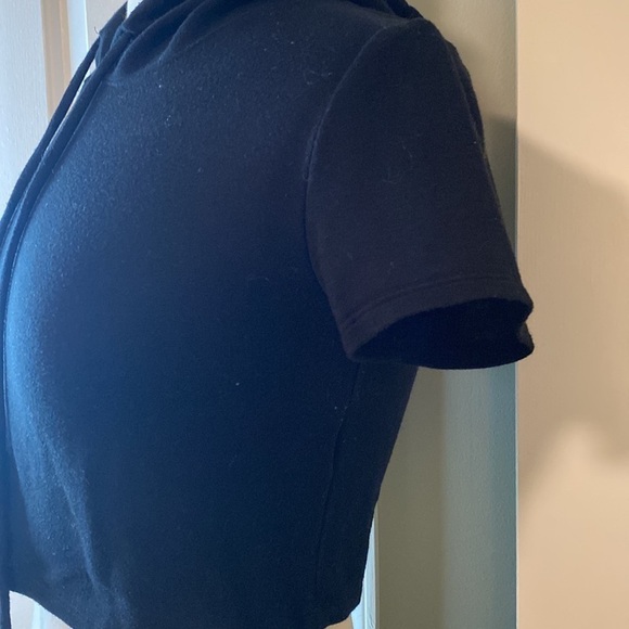 Cropped Black Hoodie Short Sleeved Shirt Size Medium in Like New Condition - Picture 2 of 5